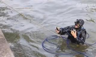游客玩手机掉西湖 游客玩手机掉西湖